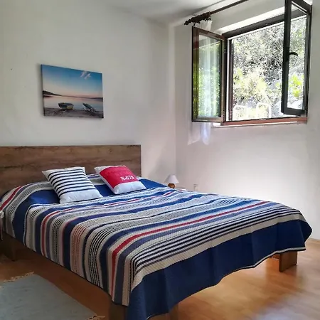 Two Bedroom Seaside In Quiet Village *