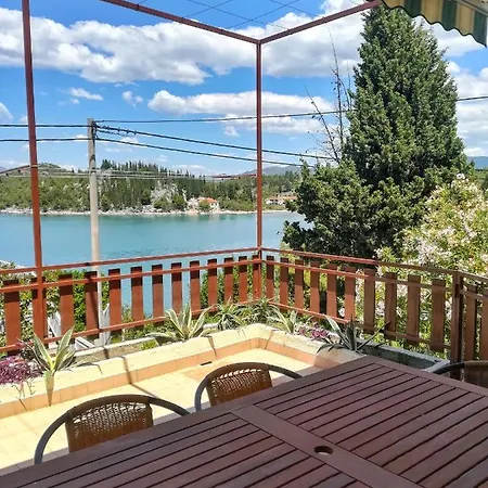 아파트 Two Bedroom Seaside In Quiet Village *